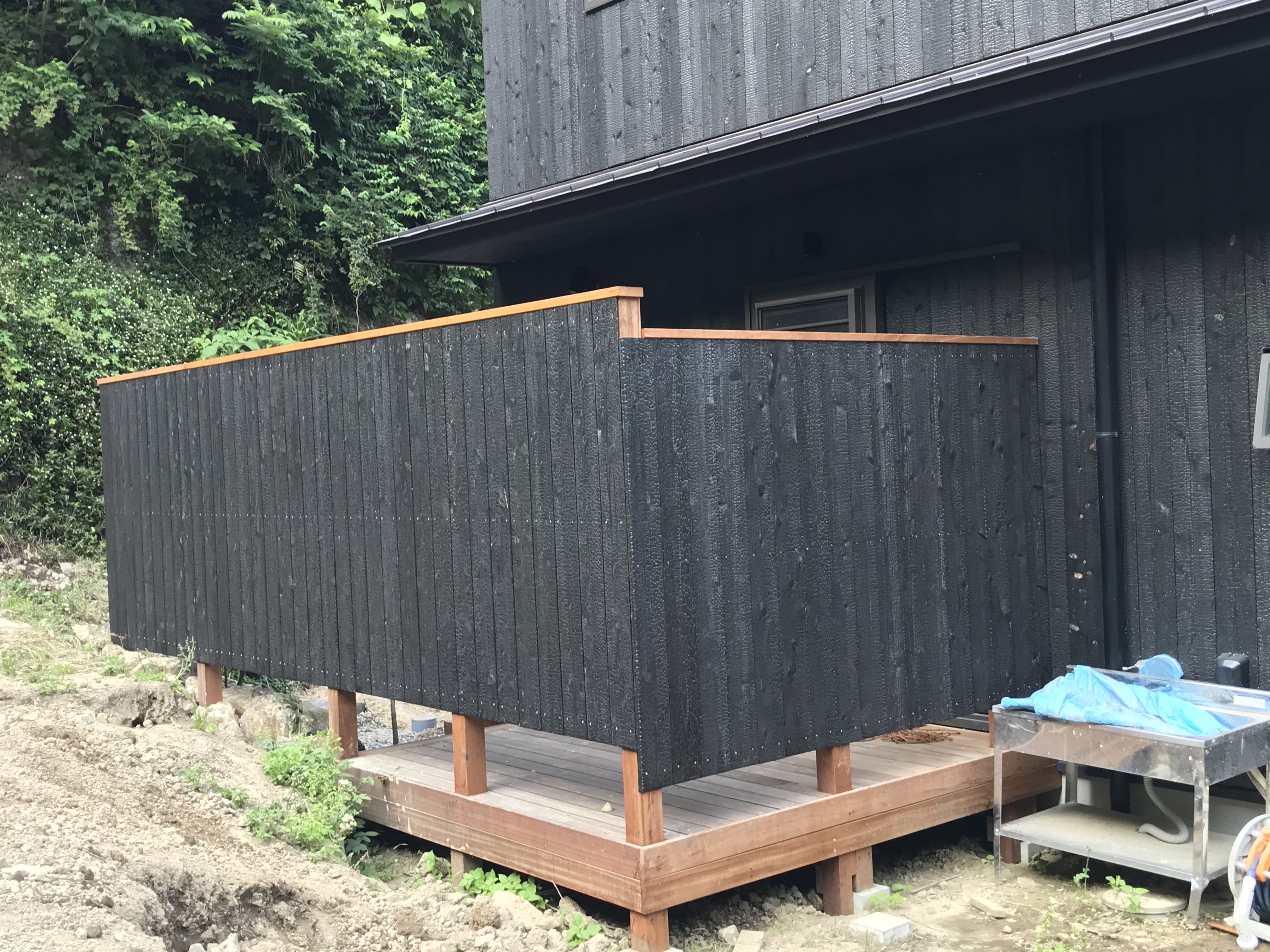 バスコートと目隠しフェンス