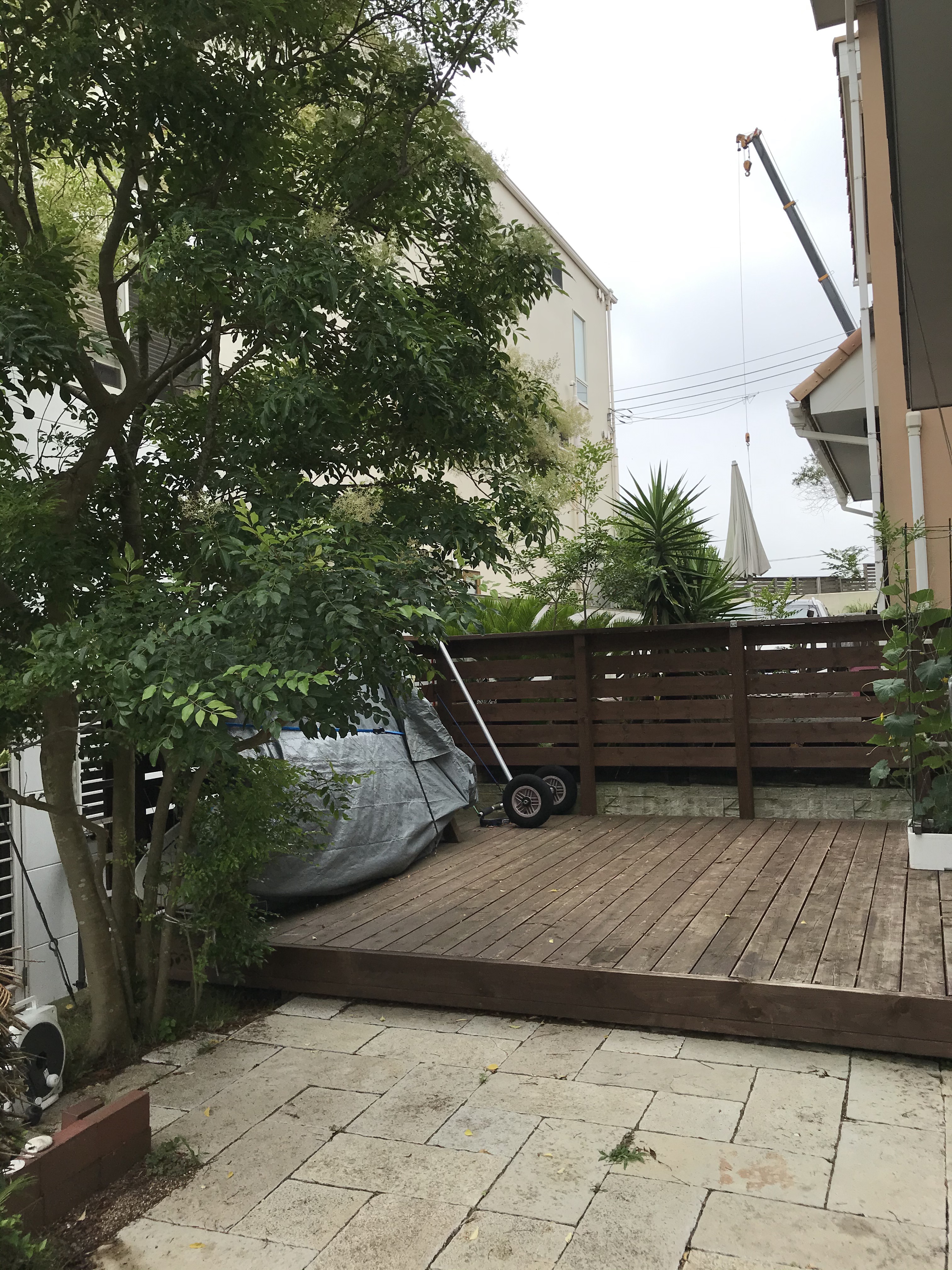 フェンス　デッキ　植栽　石敷き　そろそろお手入れ