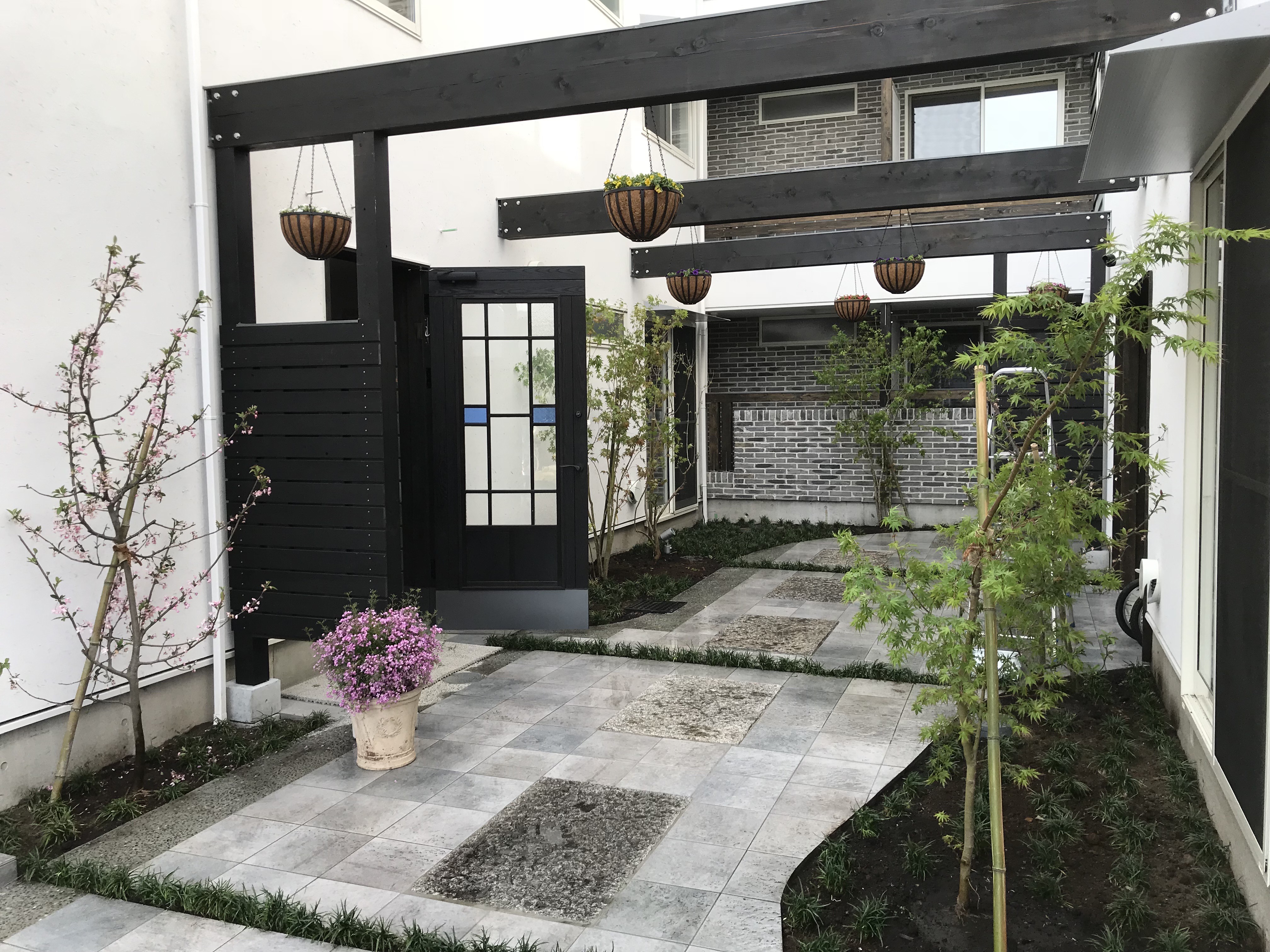 個性豊かなマンションアプローチ