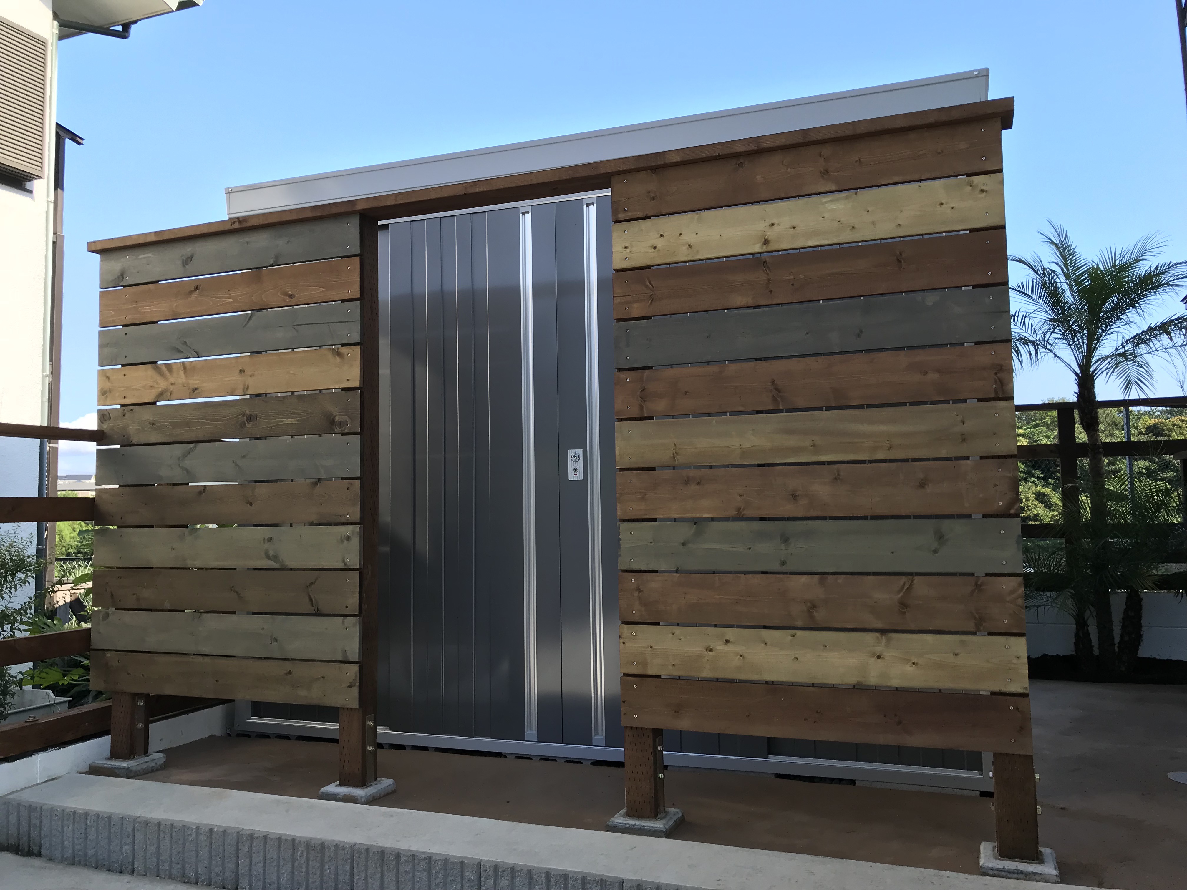 横須賀　スチール物置を隠す