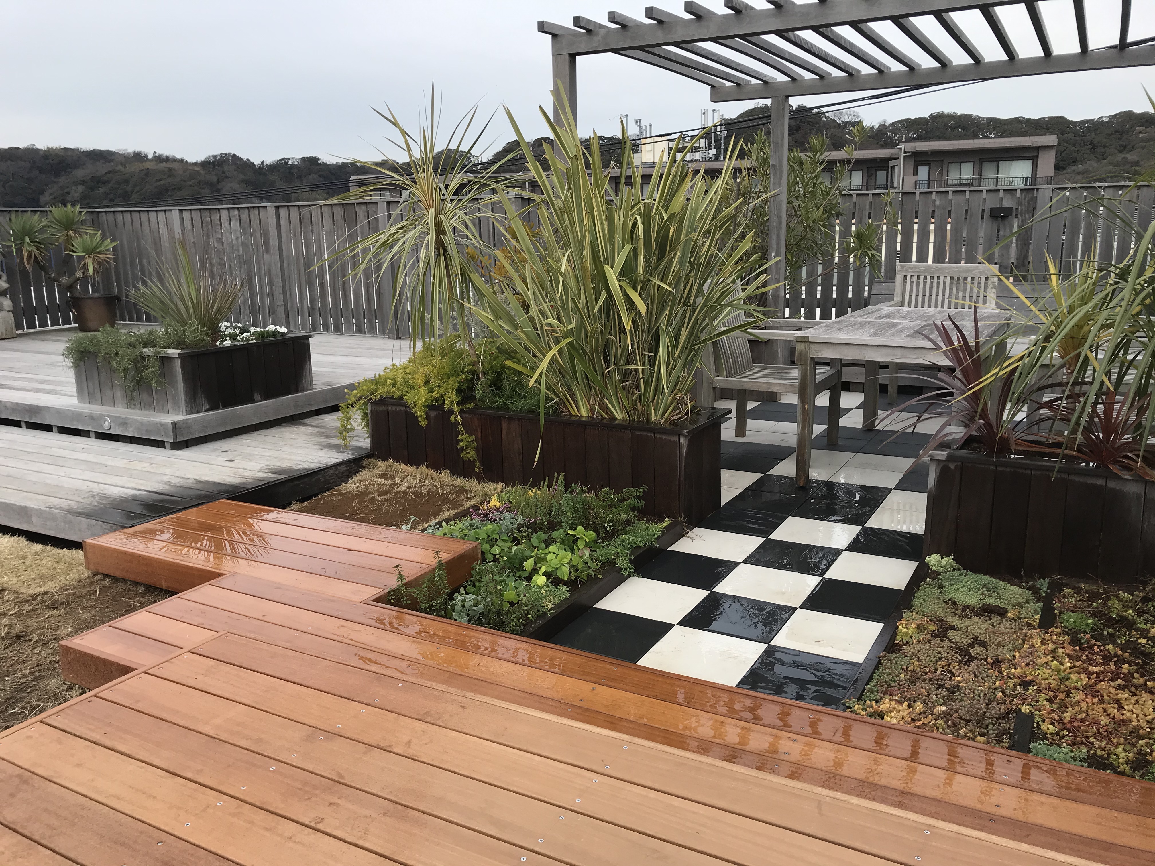 由比ヶ浜　屋上ガーデン　デッキを追加