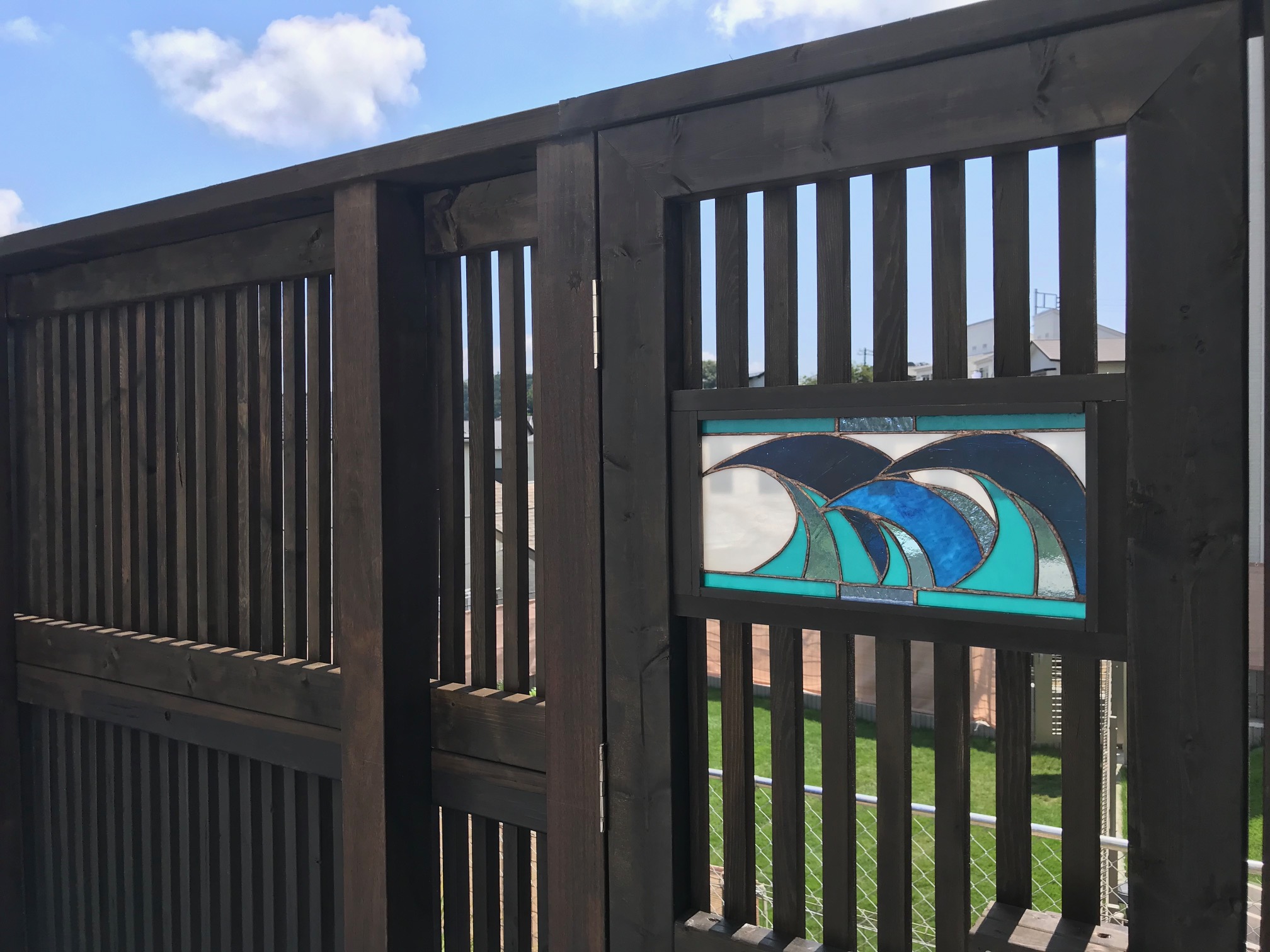 ウッドフェンス　ステンドグラス木戸　