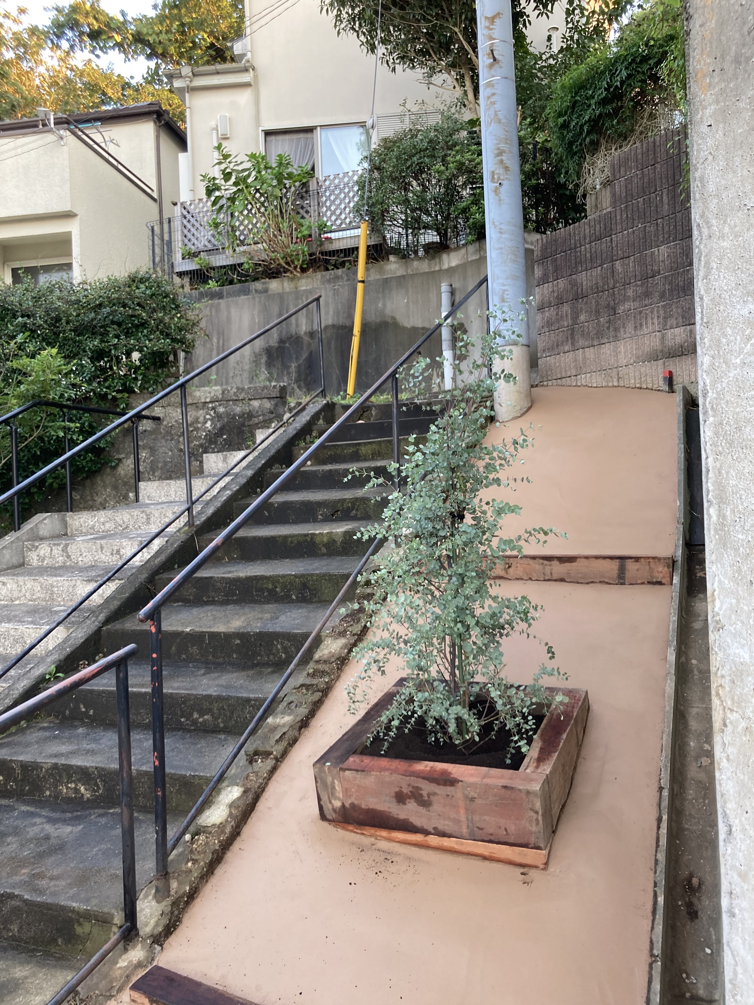 横浜市　雑草防止にエコグローブ施工