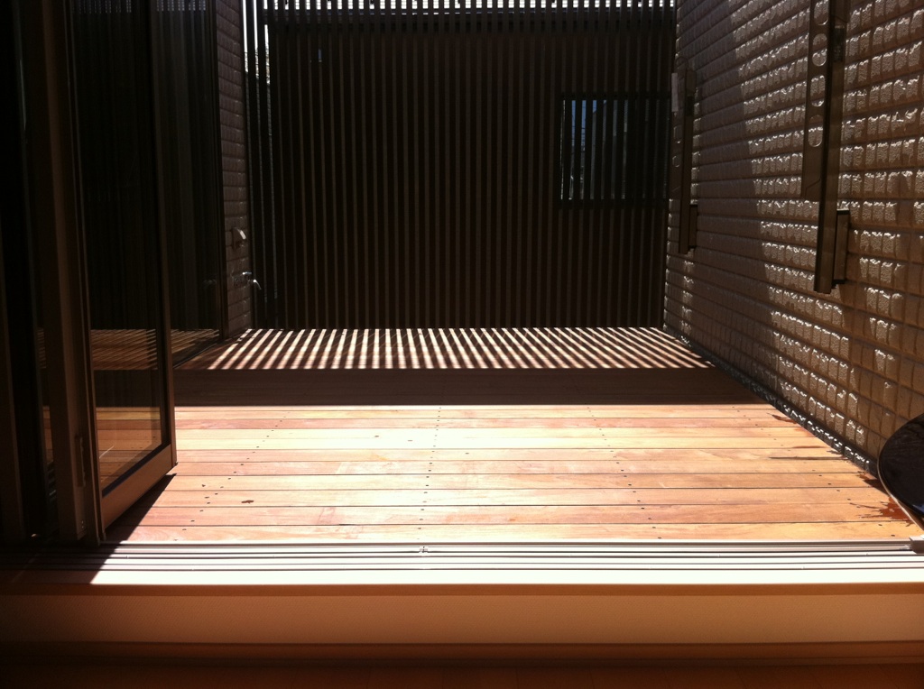 厚木市　ウッドデッキ　ウッドフェンス　光と影イイネ！