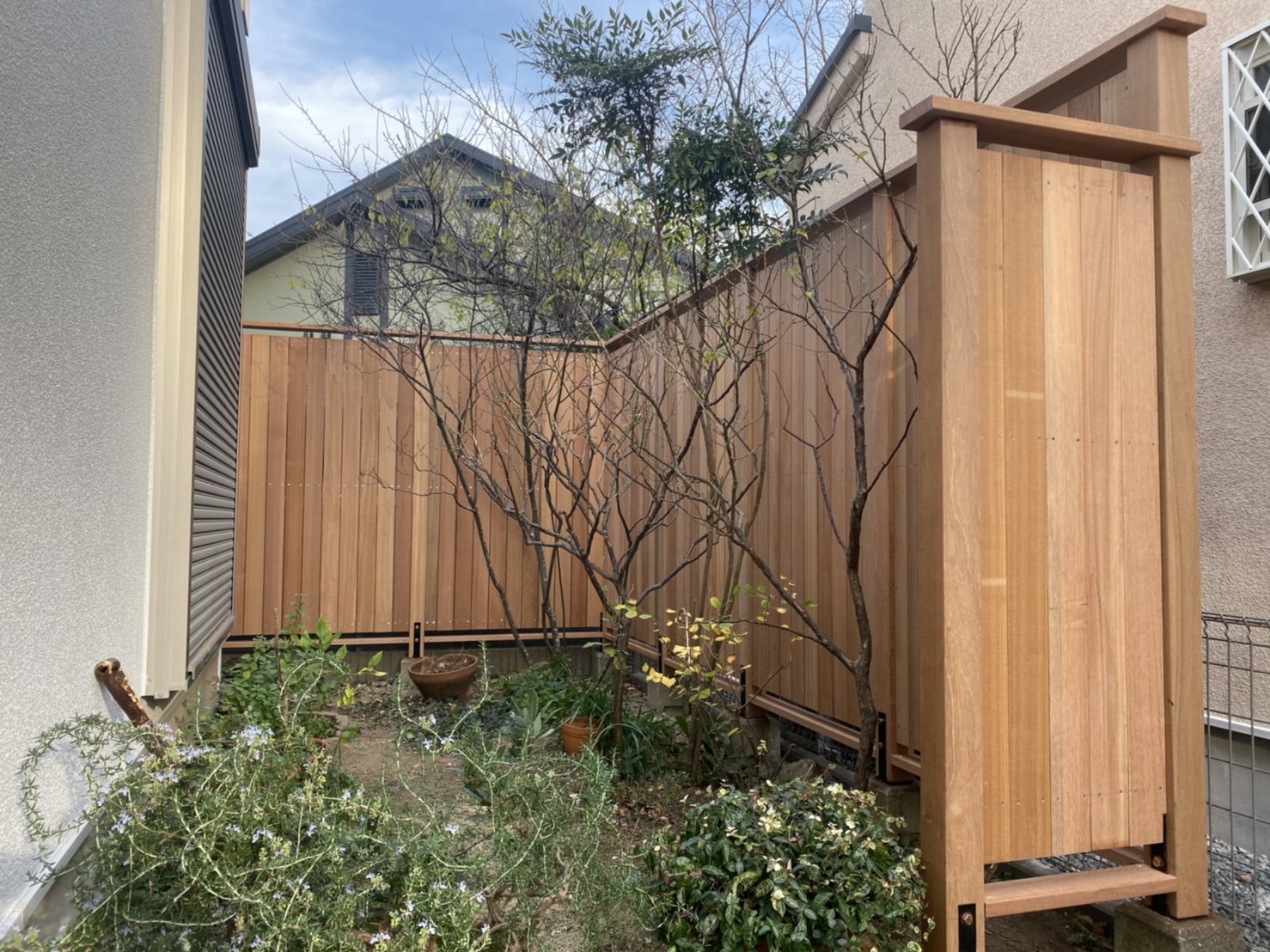 ウッドフェンス　工期４日間　美しい出来栄え