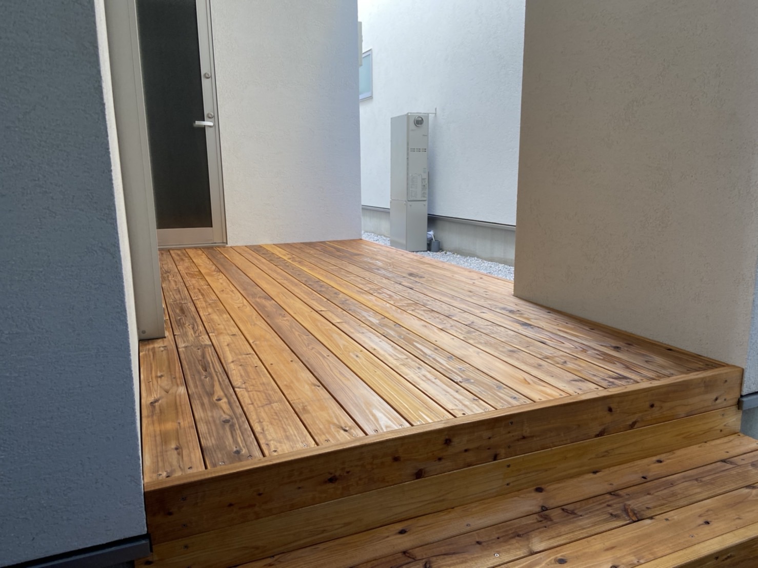 段差がある敷地もデッキで解消