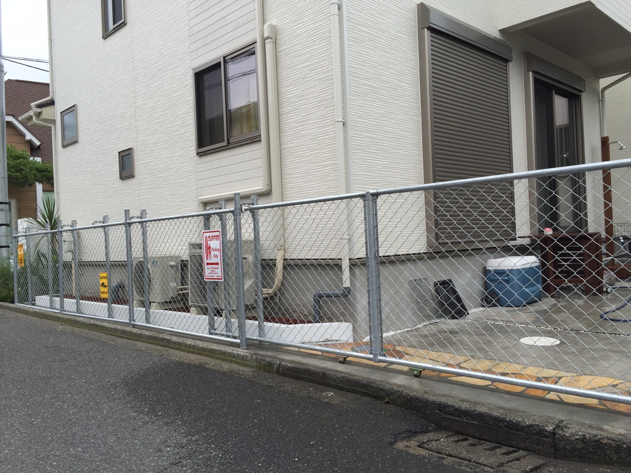 鵠沼海岸　フェンスを特殊加工で、出入り口ゲートに加工