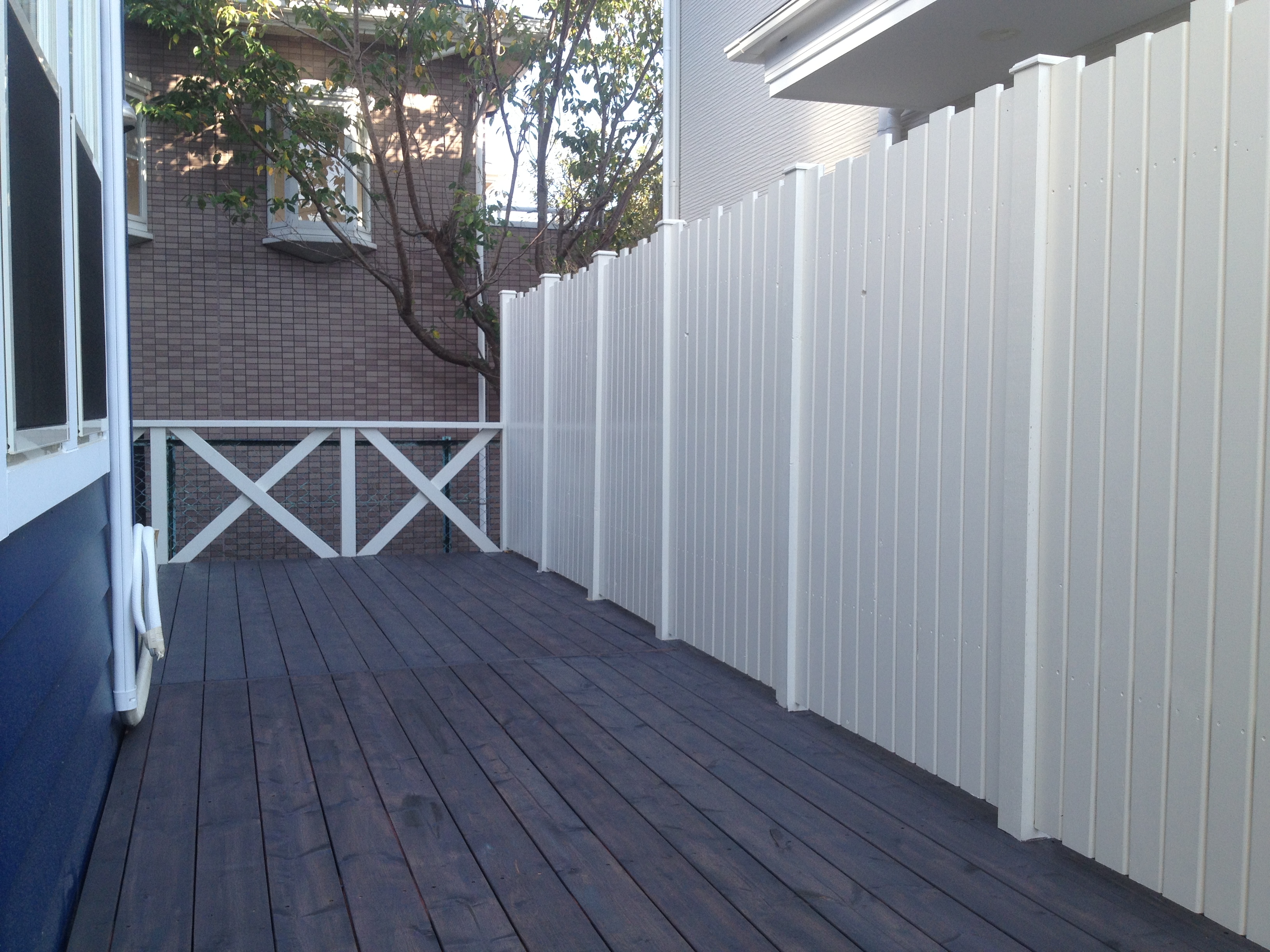 稲村ヶ崎　目隠しウッドフェンスとウッドデッキ　　隣の玄関が気になりません