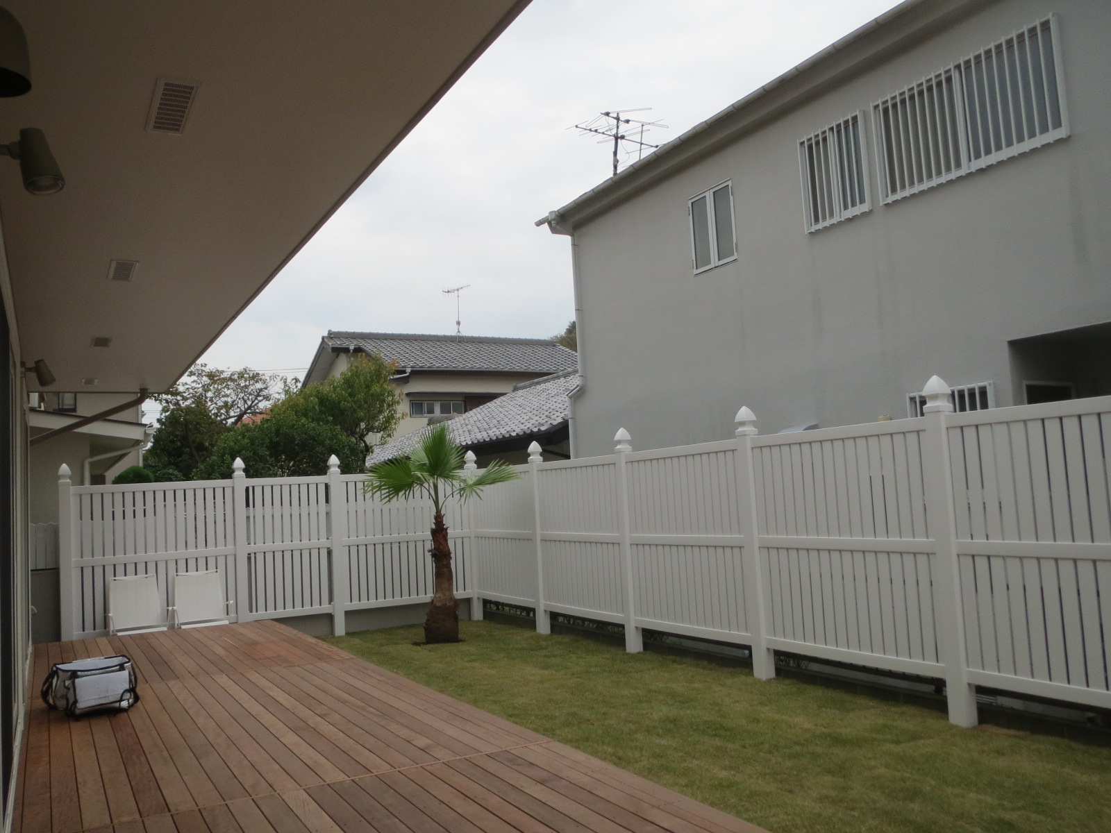 七里ヶ浜　樹脂フェンス　ハードデッキ　芝生