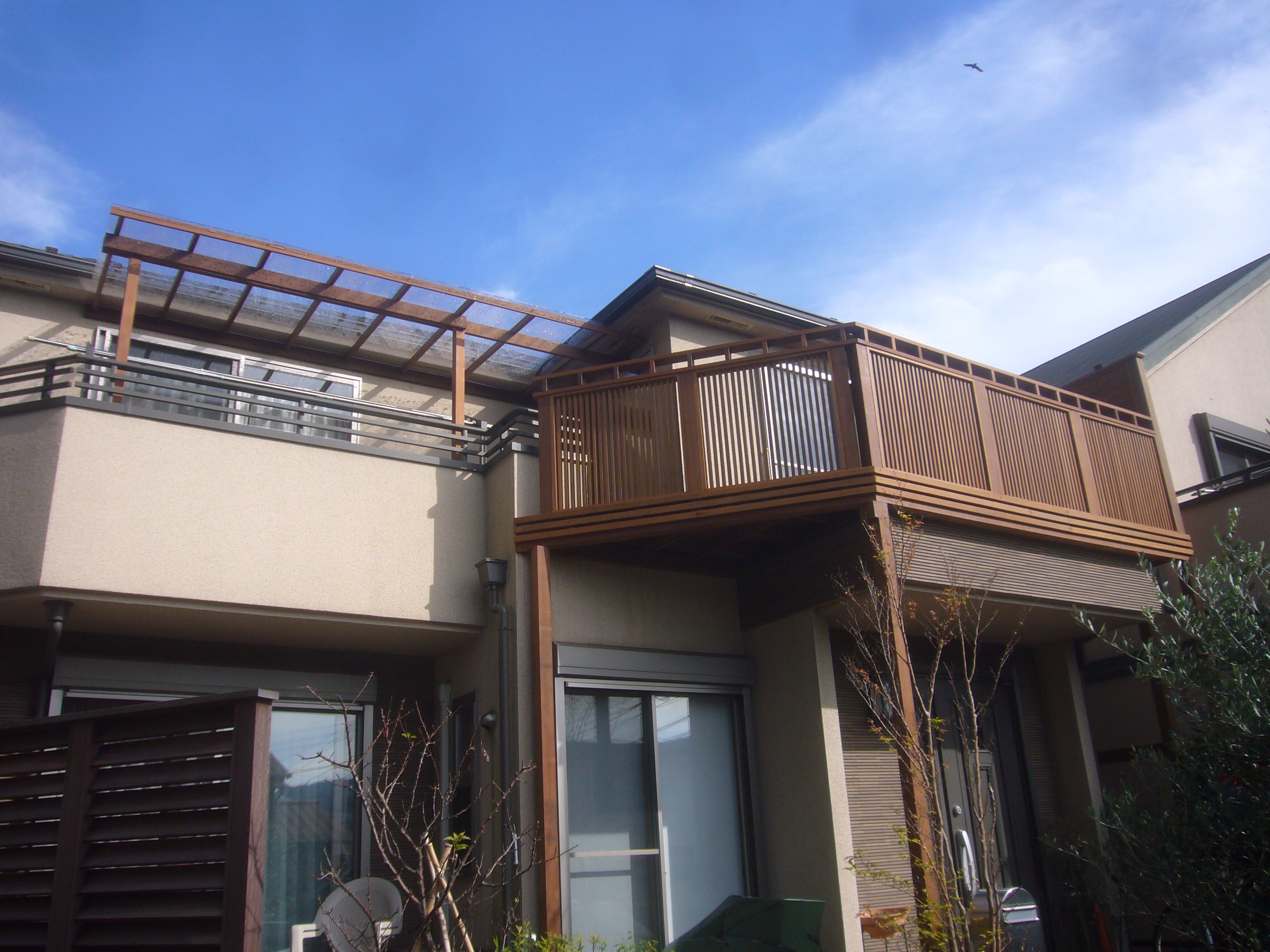 逗子　スカイデッキと物干し屋根。清楚なデザインです