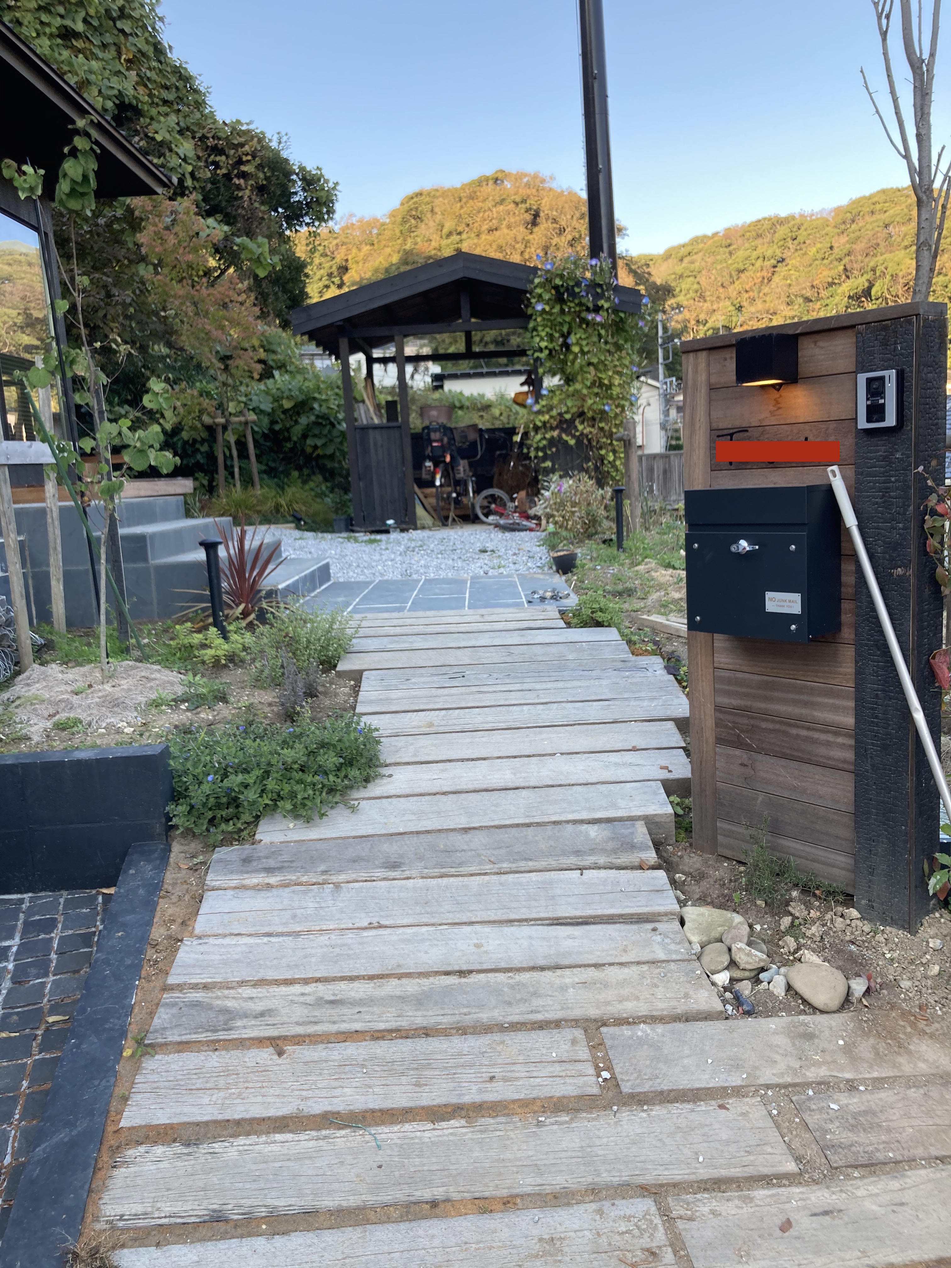 枕木アプローチ　門扉