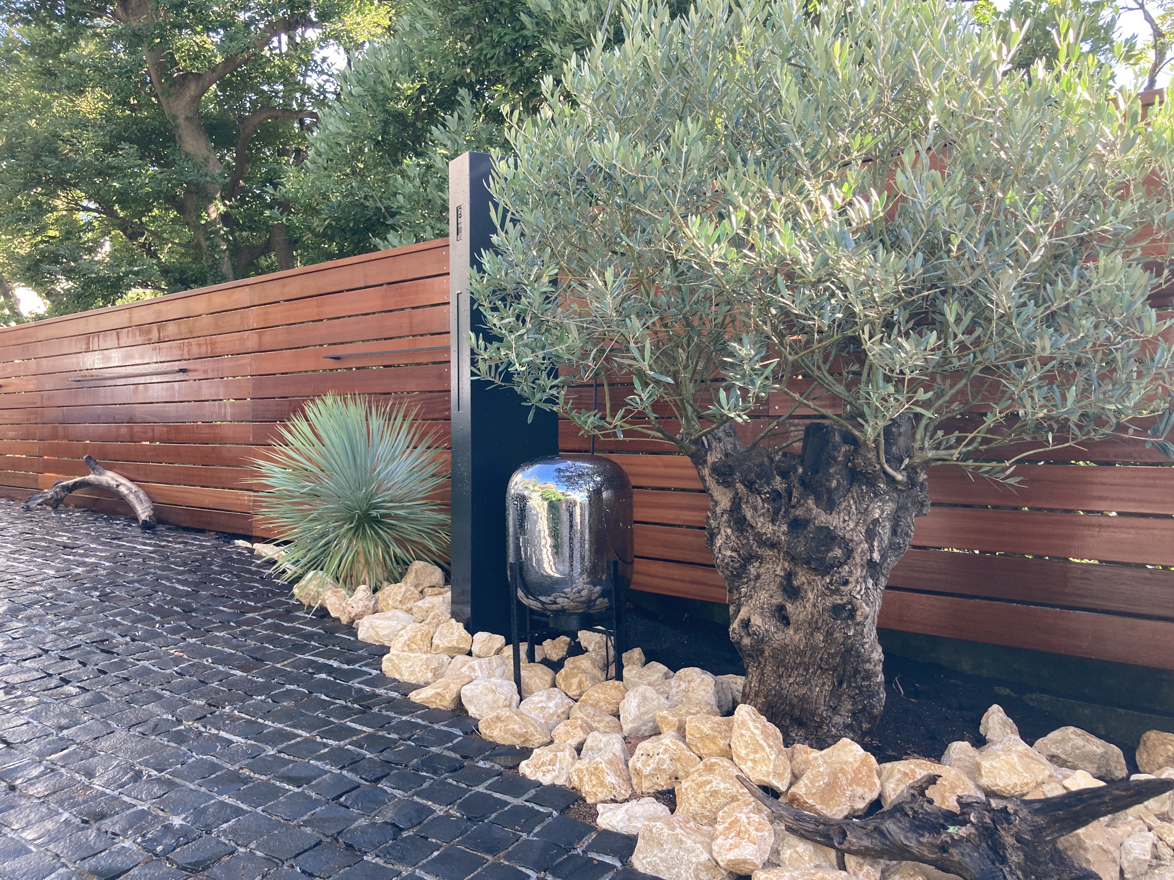 古木オリーブ　圧倒的存在感　　石貼り＆ウッドフェンス