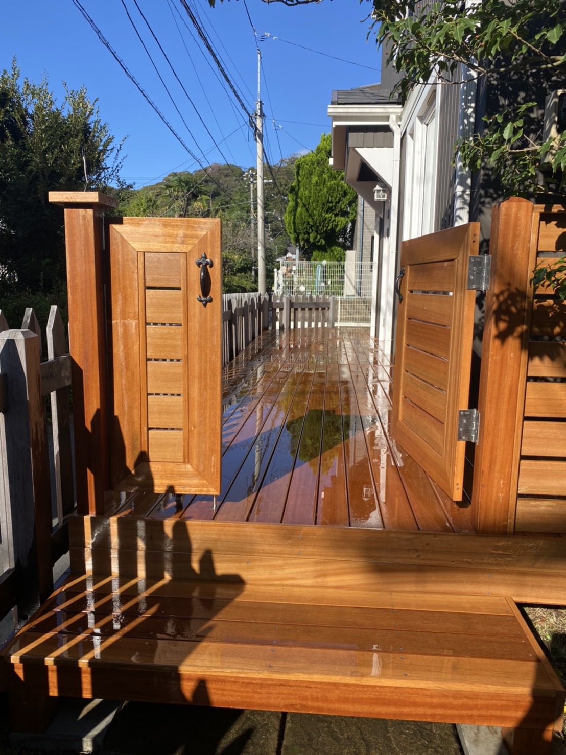 門扉から玄関までウッドデッキに