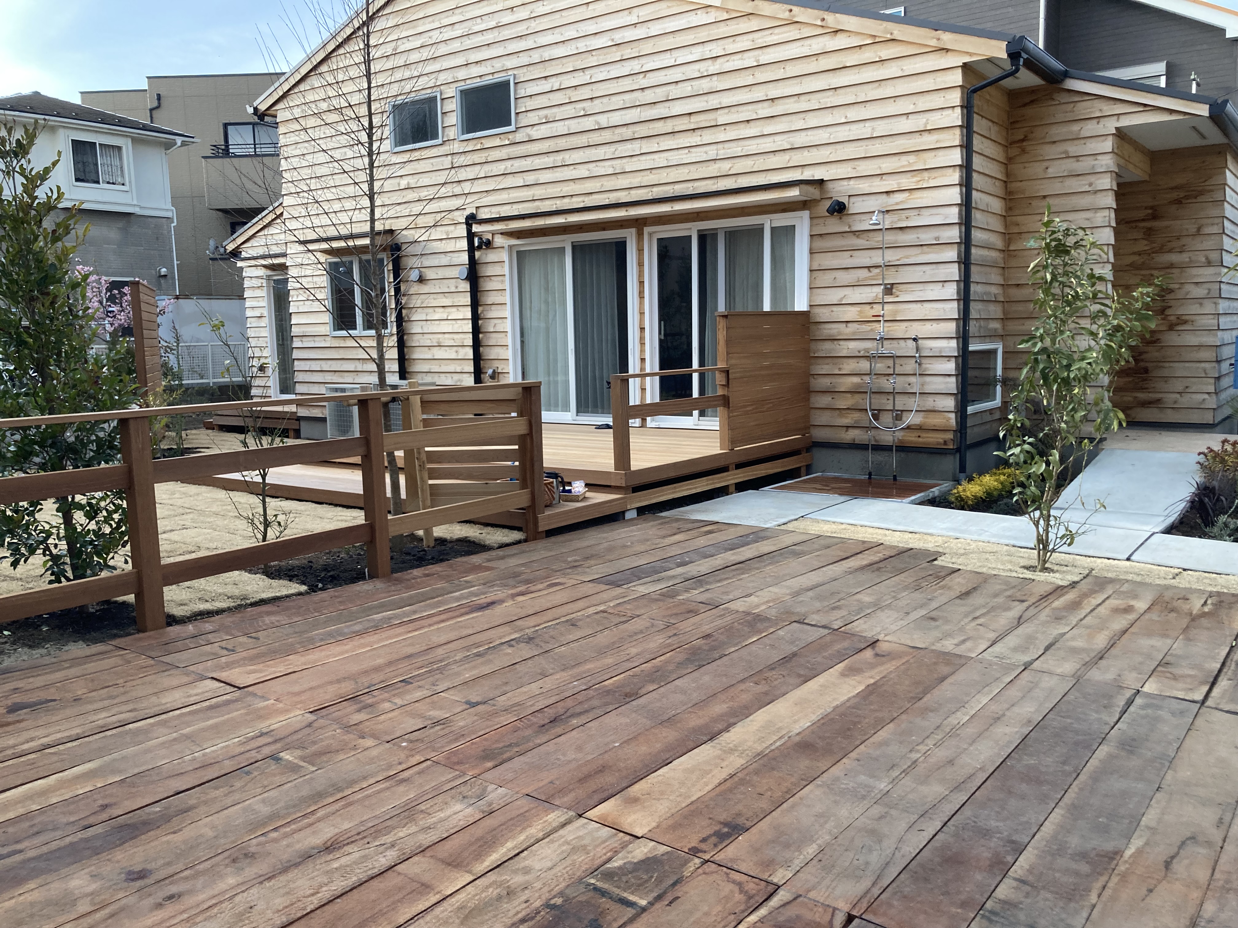 葉山　駐車場作成　家との一体感が出てきました。