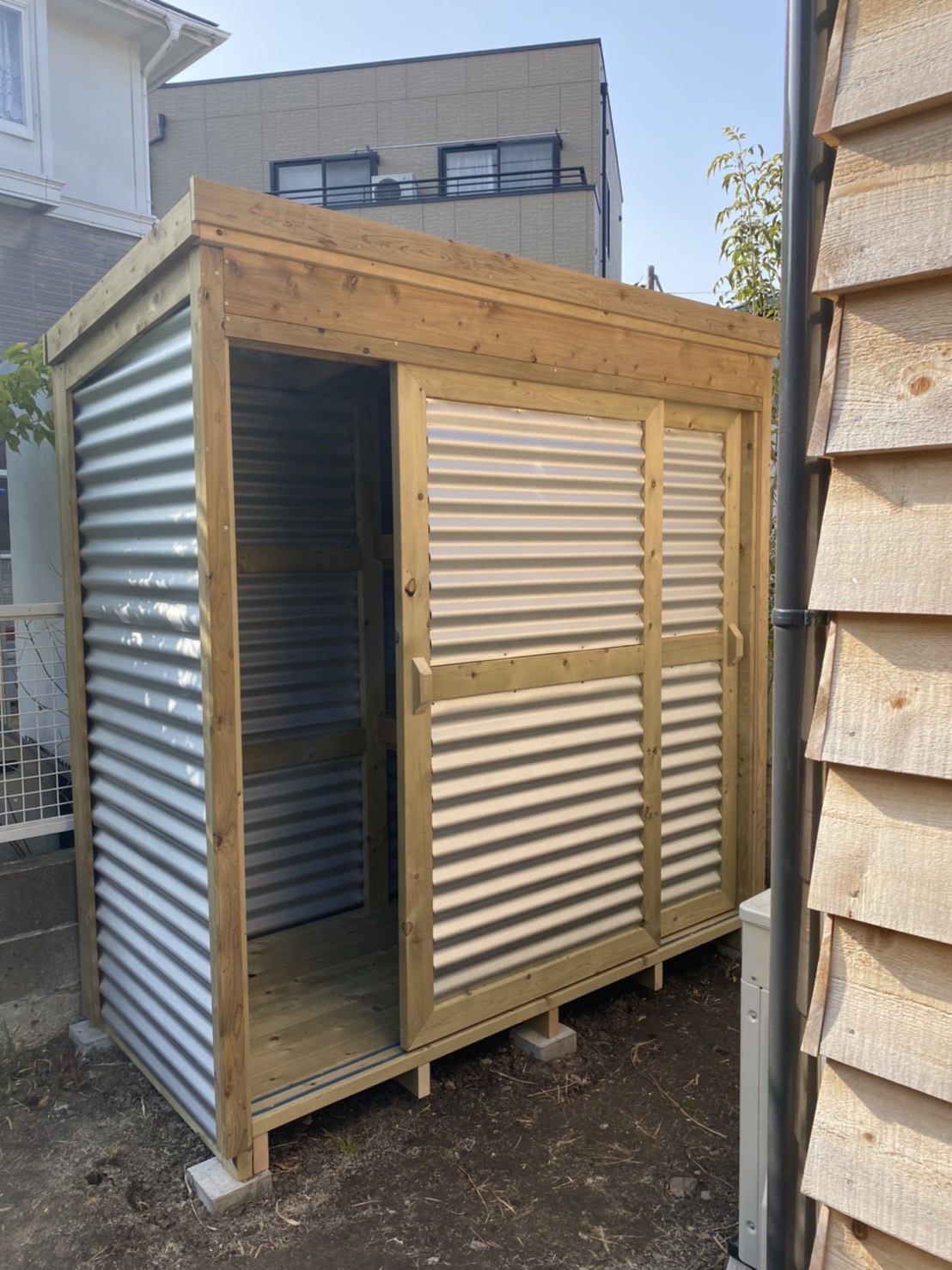 葉山　オリジナルの物置です