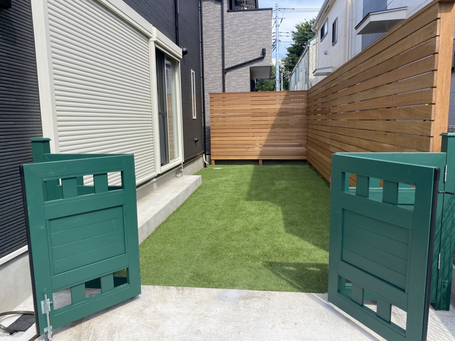 東京　臨時駐車場へのアプローチ＆目隠しフェンス