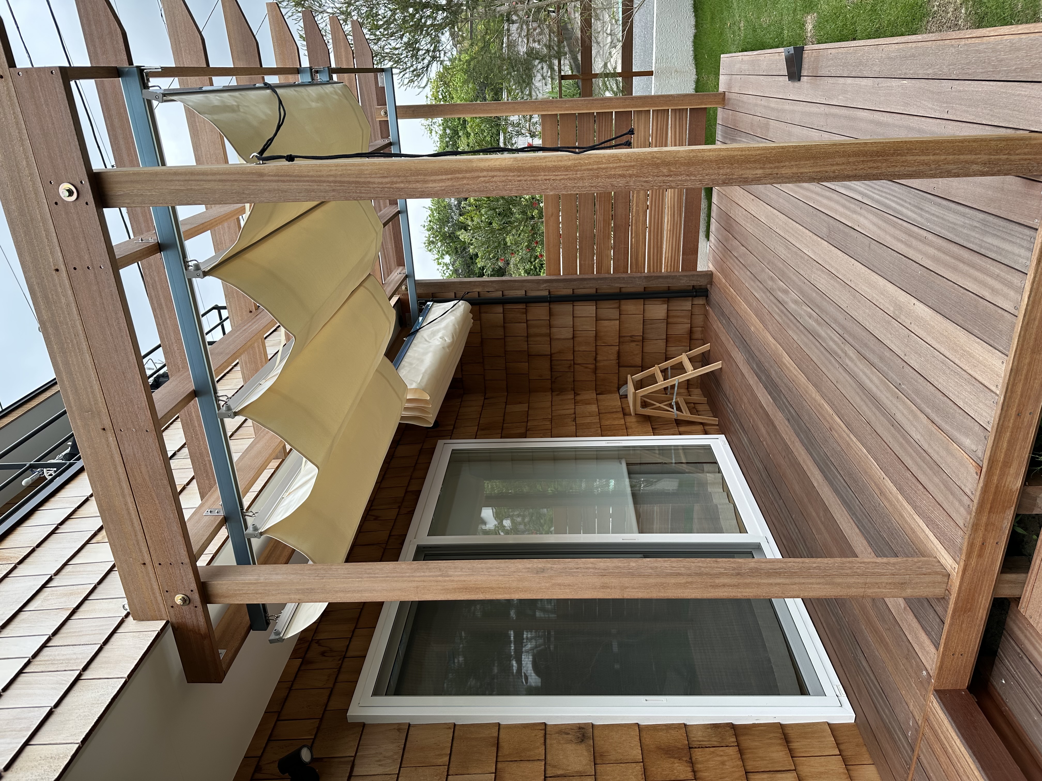 ウッドデッキ　パーゴラ　芝庭　植栽　やはり良い庭になりますね